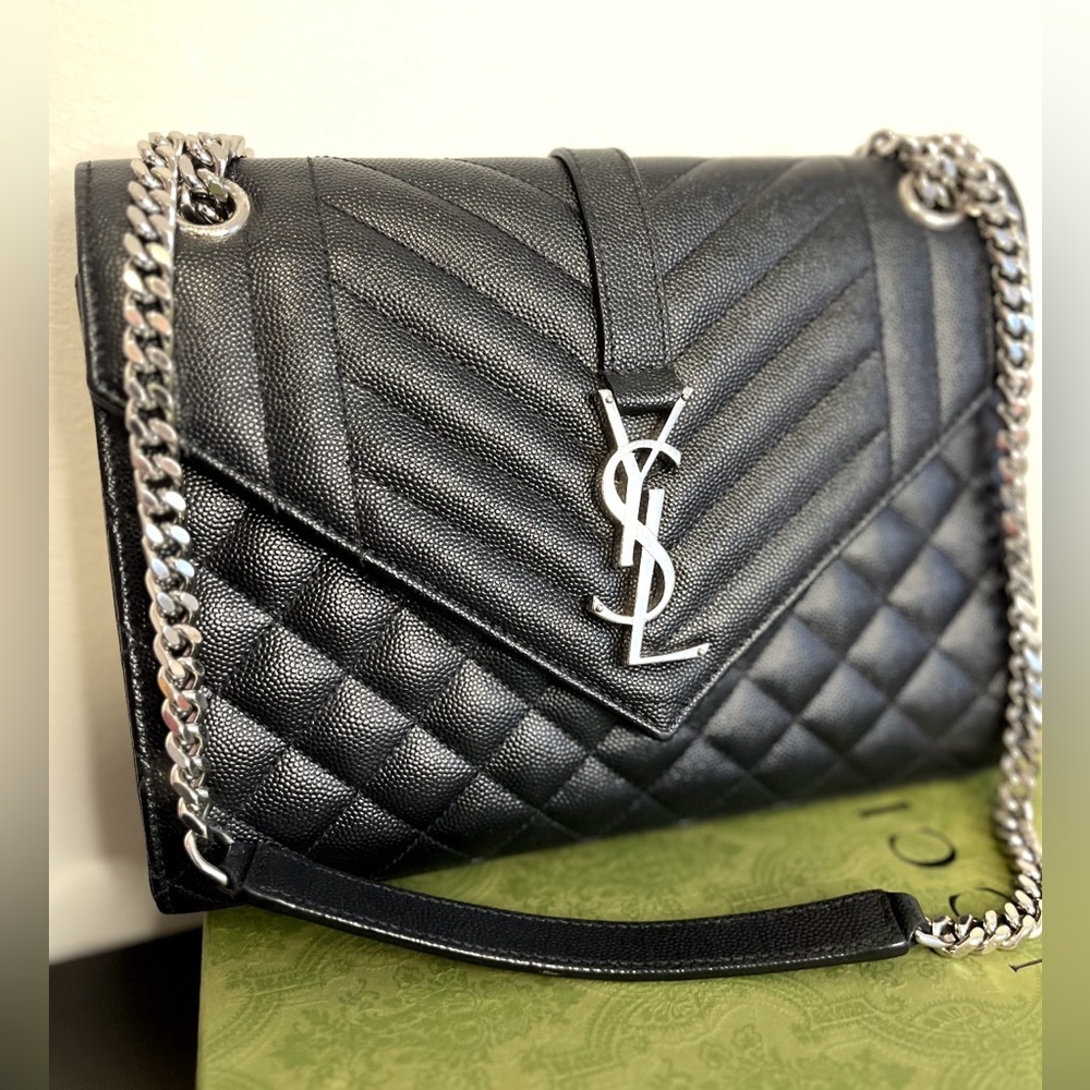 ENVELOPE MEDIUM IN QUILTED GRAIN DE POUDRE EMBOSSED LEATHER